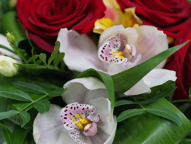 Белая корзина с белыми розами и орхидеями, эустомами, альстромериями, красными розами, эвкалиптом, аспидистрой фото