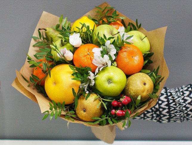 Фруктовый букет из яблок, мандаринов, груши  и альстромерии (под заказ, 1 день) Фото