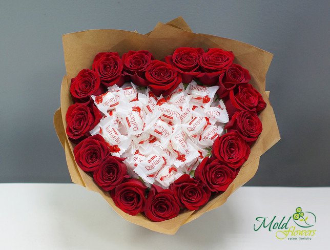 Buchet de raffaello și trandafiri roșii foto