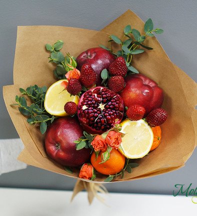 Buchet de fructe din rodii, mere, lămâie și căpșuni foto 394x433
