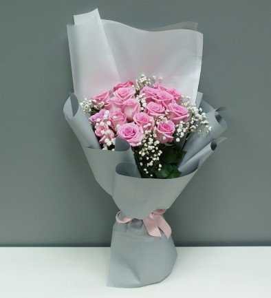 Букет из розовых роз с гипсофиллой Фото 394x433