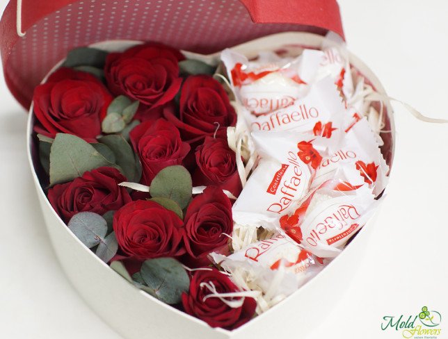 Cutie cu trandafiri și raffaello foto