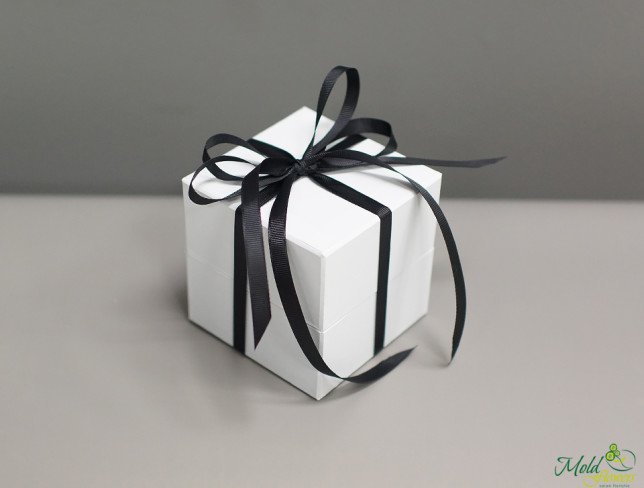 Белая коробочка с долговечной розой (чёрная) Фото