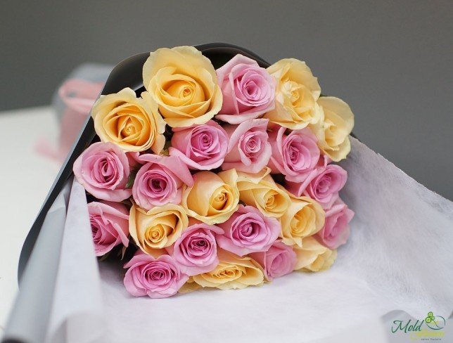 Букет из розовых и бежевых роз в серой бумаге фото