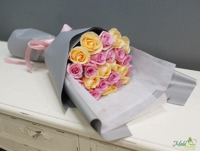 Buchet de trandafiri roz și bej în hârtie gri foto