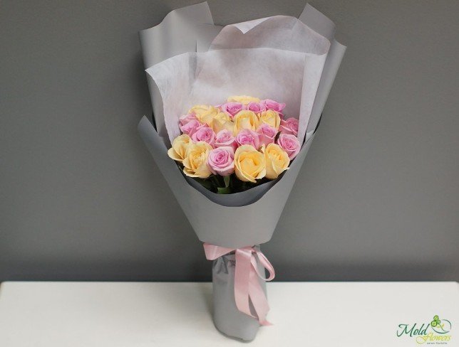 Букет из розовых и бежевых роз в серой бумаге фото