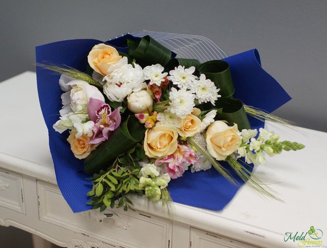 Букет с орхидеей вандой, альстромерией, маттиолой, пионами, розами фото