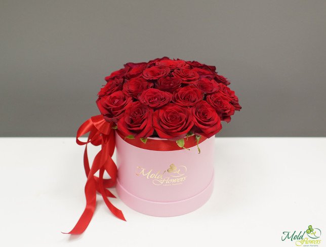 Розовая коробка с красными розами Фото