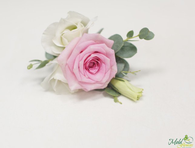 Floare-butoniera din eustoma albă și trandafir roz foto