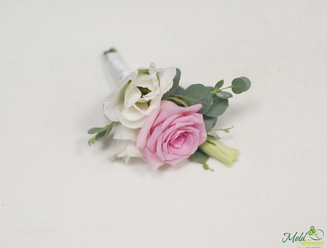 Floare-butoniera din eustoma albă și trandafir roz foto