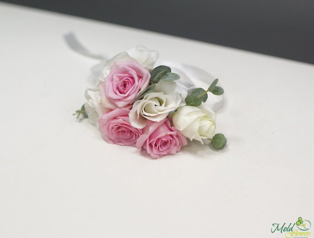 Браслет из белой эустомы и розовых роз Фото