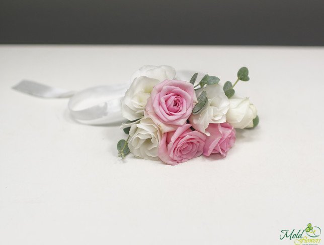 Браслет из белой эустомы и розовых роз Фото