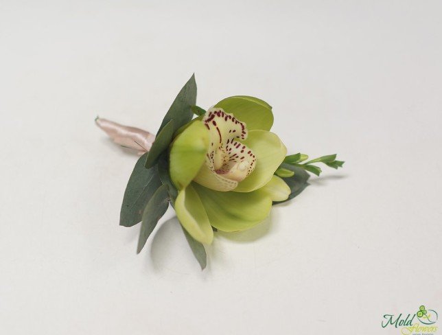 Floare-butoniera din orhidee și frezie foto