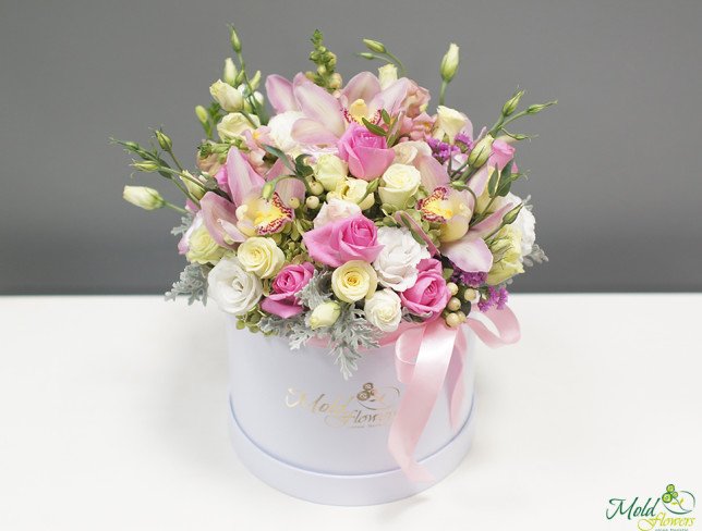 Коробка с розами, эустомой, розами, орхидеями, альстромерией, эвкалиптом фото