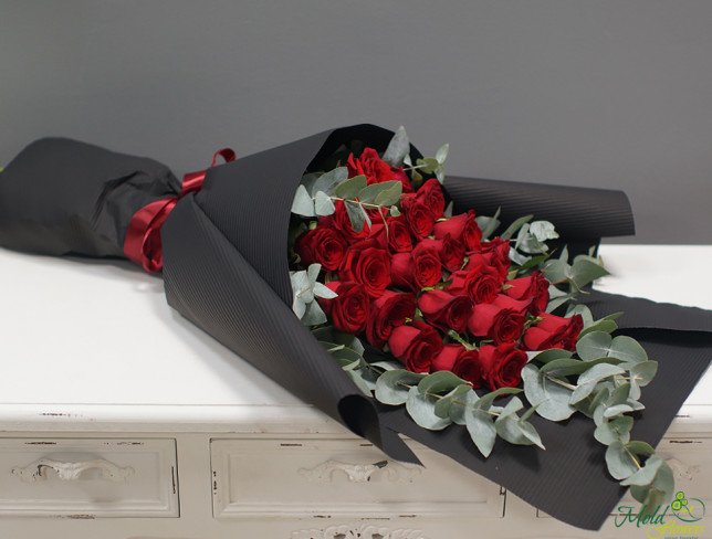 Buchet de trandafiri roșii și eucalipt în hârtie neagră foto