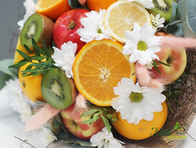 Фруктовый букет из апельсинов, яблок, киви и хризантемы (под заказ, 24 часа) Фото