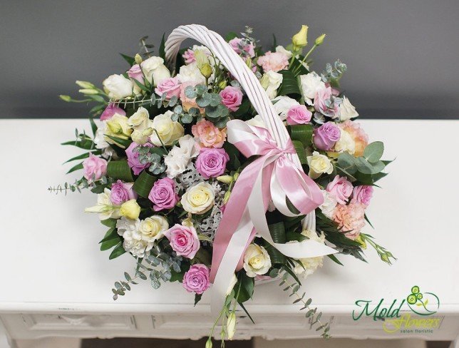 Корзина с белыми, розовыми и фиолетовыми розами Фото