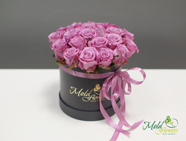 Розы фиолетовые в серой коробке от moldflowers.md