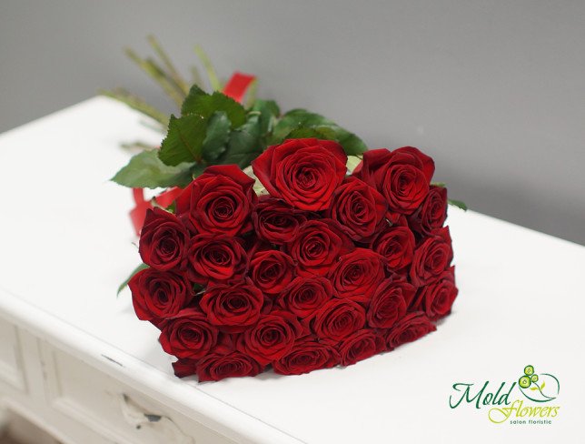 Букет из 25 красных роз 50-60 см 2 от moldflowers.md