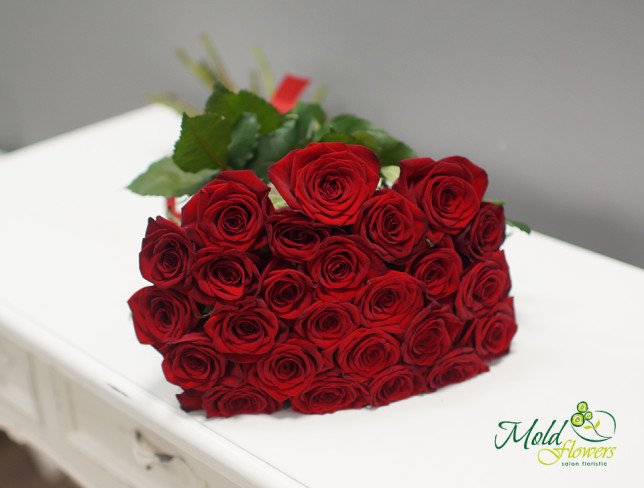 Buchet din 25 trandafiri rosii 50-60 2 de la moldflowers.md