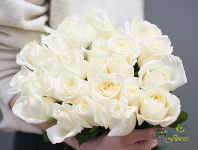 Buchet din 25 trandafiri albi 50-60 cm de la moldflowers.md
