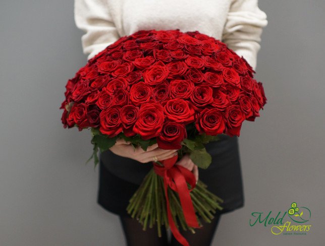 Buchet din 101 trandafiri rosii 50-60 cm de la moldflowers.md