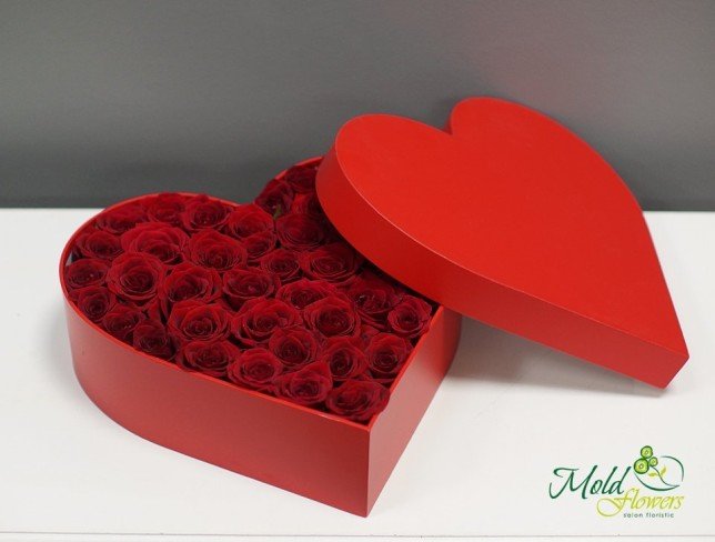 Коробка-сердце с красными розами Фото