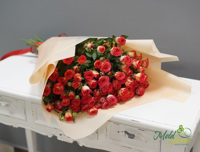 Buchet din 9 ramuri de trandafiri de tufa 60-70 cm de la moldflowers.md