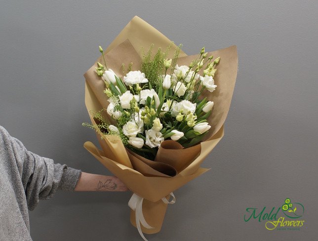 Букет из белых тюльпанов и белой эустомы от moldflowers.md