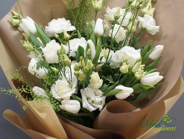 Букет из белых тюльпанов и белой эустомы от moldflowers.md