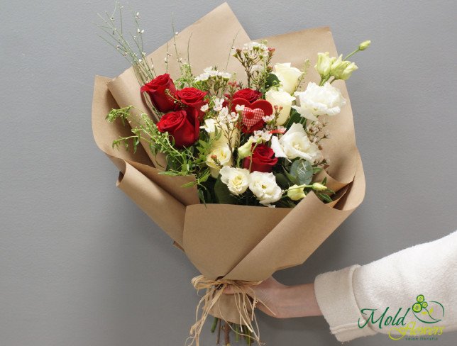 Букет из роз, эустомы и хамелациума от moldflowers.md