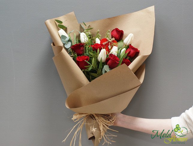 Букет из красных роз и белых тюльпанов с эвкалиптом от moldflowers.md