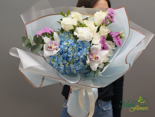 Букет из голубой гортензии, белых роз, орхидеи, гвоздики и статицы от moldflowers.md