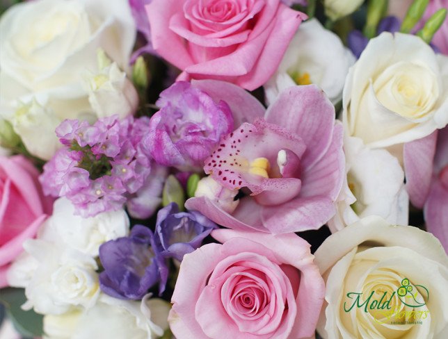 Cutie gri cu trandafiri roz, orhidee, eustoma, statice si alstromerie de la moldflowers.md