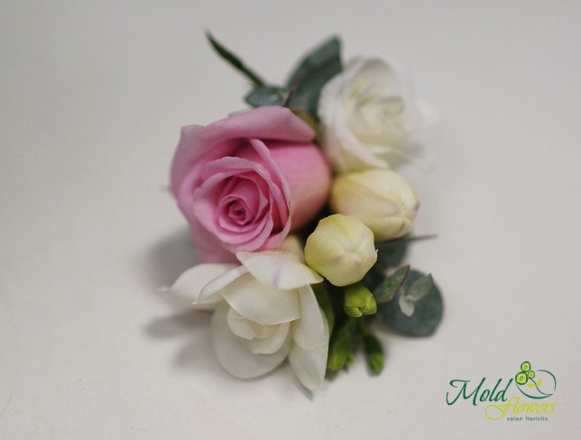 Buchetul miresei din trandafiri roz, eustoma și frezie alba foto