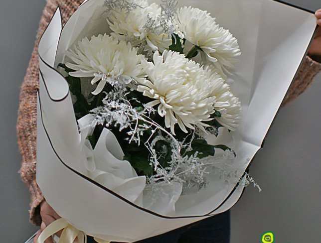 Букет из белых хризантем и аспарагуса "Вдохновенье" Фото