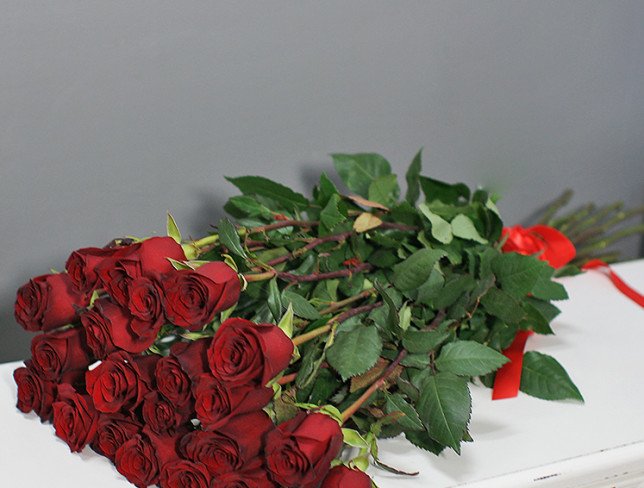 Trandafiri roșii Premium Olanda 90-100 cm (La comanda 10 zile) foto