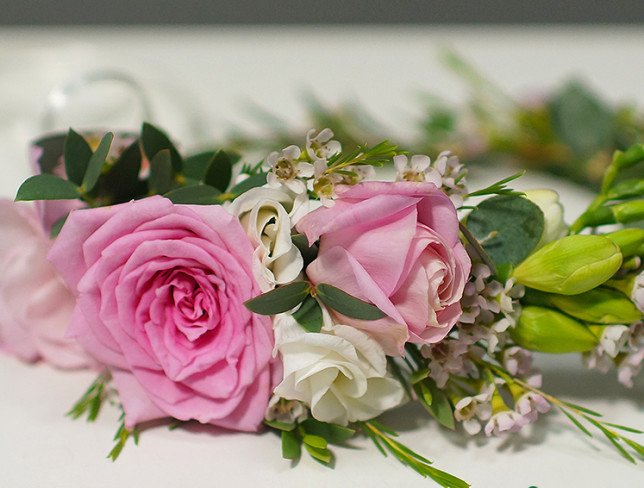 Венок из розовых роз и эустомы Фото