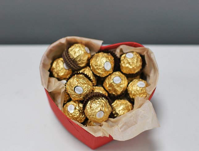 Cutie-inima cu bomboane Ferrero Rocher foto