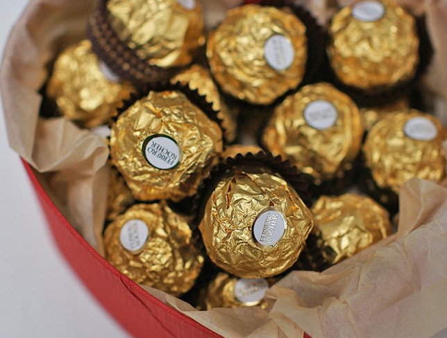 Cutie-inima cu bomboane Ferrero Rocher foto