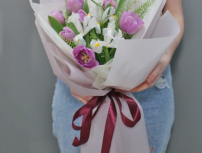 Букет с белыми ирисами и лавандовыми молдавскими тюльпанами Фото