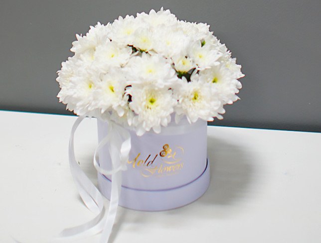 Белая коробка с белыми хризантемами ''Чистота и честность'' Фото