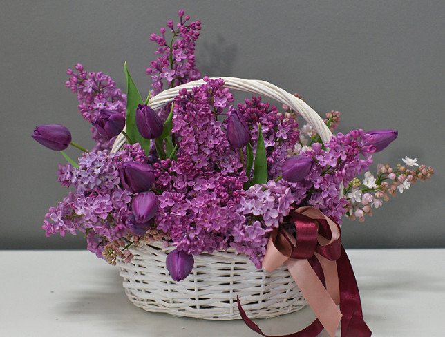 Корзина с фиолетовыми тюльпанами и сирень Фото