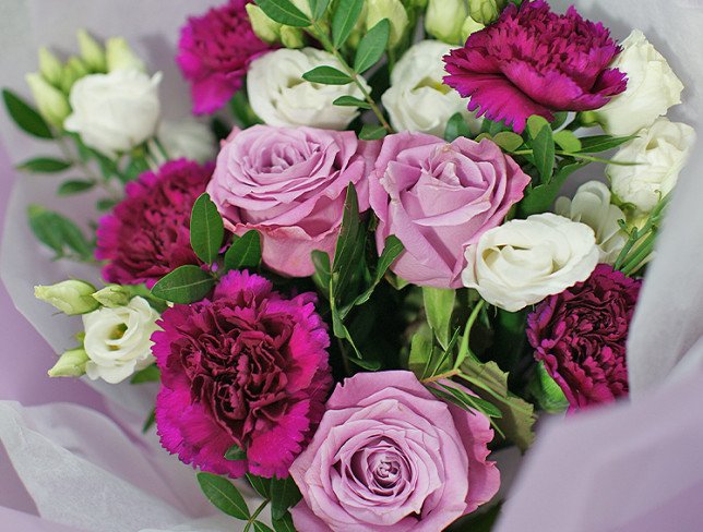 Букет с фиолетовыми гвоздиками, белой эустомы и фиолетовой розы Фото