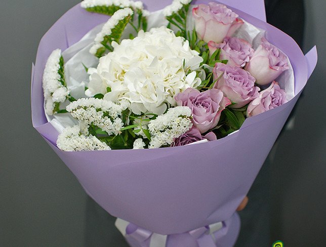 Buchet cu hortensie albă și trandafiri "Memory lane" foto
