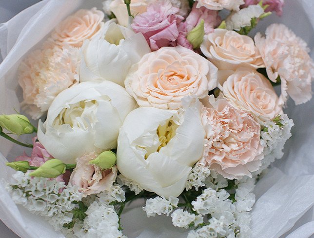 Букет с белыми пионами и кустовые кремовые розы Фото