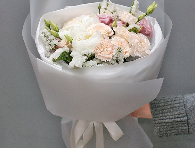 Buchet cu bujori albi și trandafiri crem de tip tufă foto