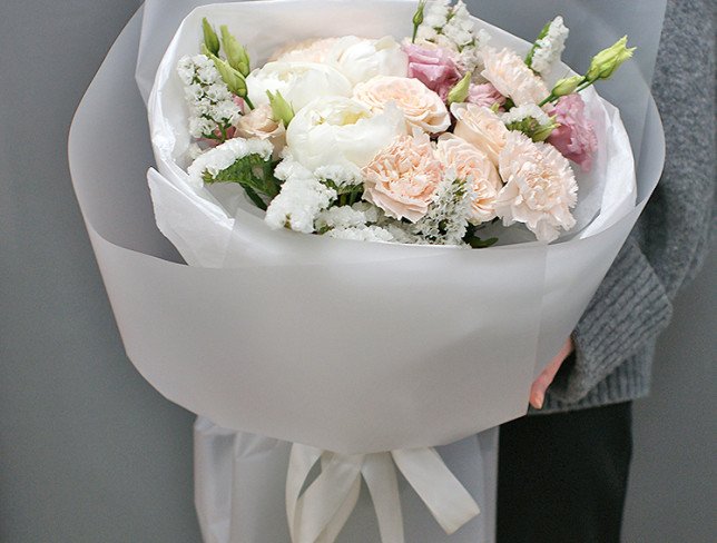 Букет с белыми пионами и кустовые кремовые розы Фото