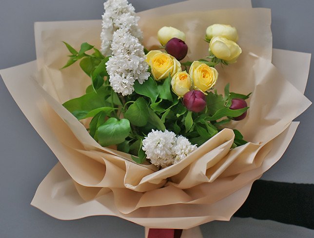 Букет с белой сиренью, жёлтой розой и бордовыми пионами ''Весенний комплимент'' Фото