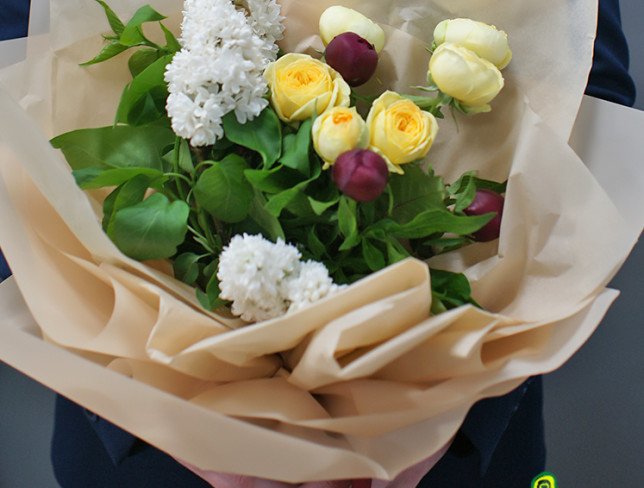 Buchet cu liliac alb, trandafir galben și bujori bordo ''Compliment de primăvară'' foto